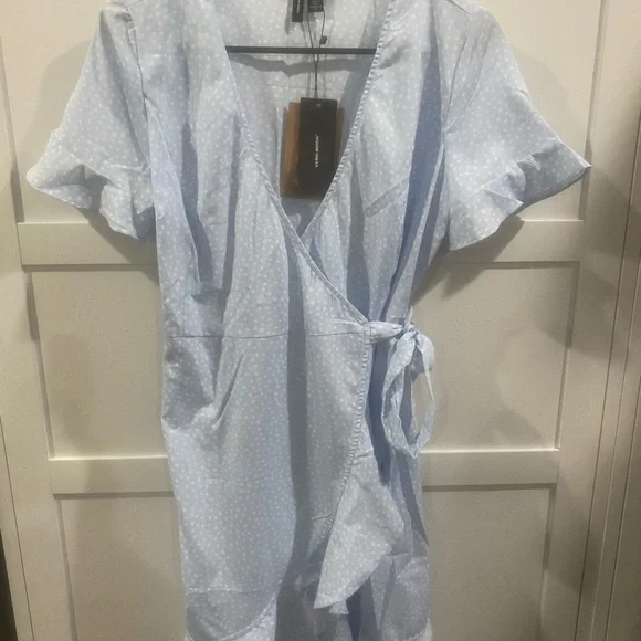 🚨 Vero Moda Blue Mini Sundress with Flutter Sleeves and V-Neck - Picture 1 of 9